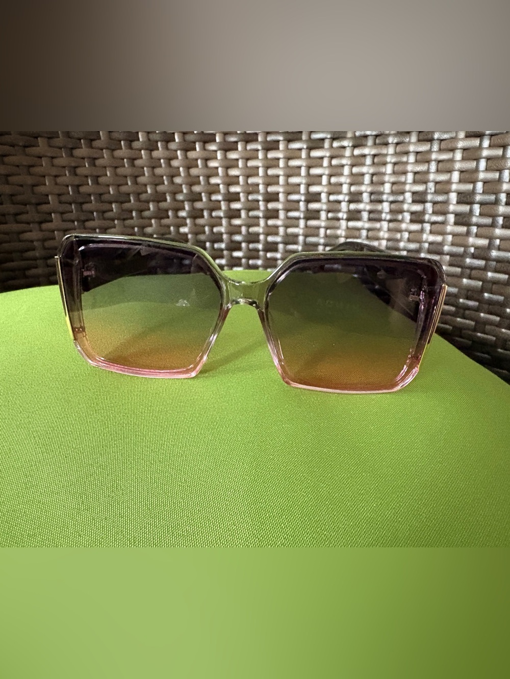 Womenโs Oversized Gradient Pink Square Sunglasses
